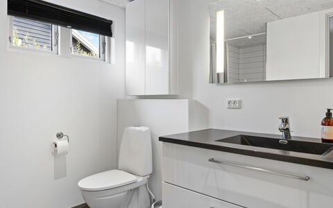 Lanica - 150M from the Sea: Arreglo De Tubería, Lavabo Del Baño, Lavabo, Diseño De Interiores, Piso, Suelo, Mueble De Baño, Baño, Grifo, Mostrador