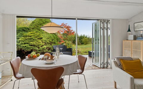 Gun - 300M to the Fjord: Mueble, Diseño De Interiores, Silla, Piso, Comedor, Mesa, Suelo, Cocina Y Comedor Mesa, Madera, Lámpara