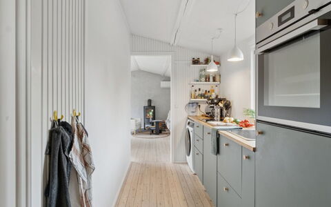 Gun - 300M to the Fjord: Cocina, Madera, Piso, Diseño De Interiores, Techo, Electrodoméstico, Aparato De Cocina, Mostrador, Encendiendo, Lámpara