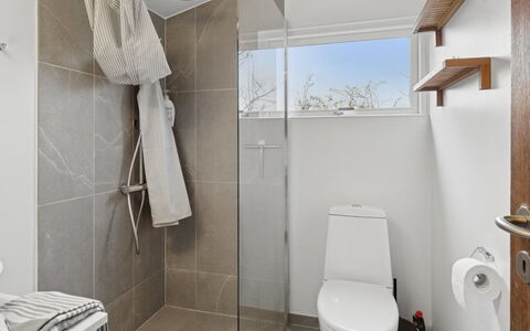 Gun - 300M to the Fjord: Baño, Arreglo De Tubería, Diseño De Interiores, Asiento Del Baño, Baño, Pared, Piso, Suelo, Techo, Lavabo