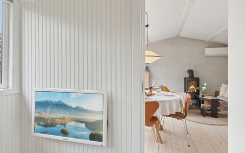 Gun - 300M to the Fjord: Diseño De Interiores, Techo, Piso, Mueble, Suelo, Habitación, Marco, Lámpara, Sala, Silla