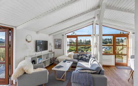 Sigbritt - 750M from the Sea: Madera, Sofá, Techo, Diseño De Interiores, Casa, Sala, Cabaña, Madera Dura, Silla