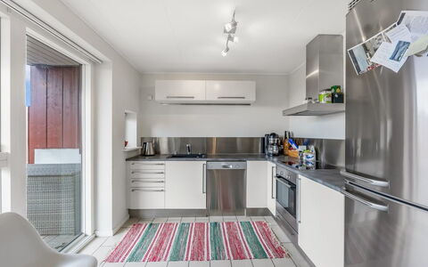 Janik - 700M from the Sea: Cocina, Aparato De Cocina, Mostrador, Piso, Diseño De Interiores, Electrodoméstico, Mueble, Suelo, Techo, Madera
