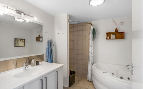 Janik - 700M from the Sea: Diseño De Interiores, Piso, Suelo, Arreglo De Tubería, Techo, Baño, Lavabo, Plomería, Lavabo Del Baño, Habitación