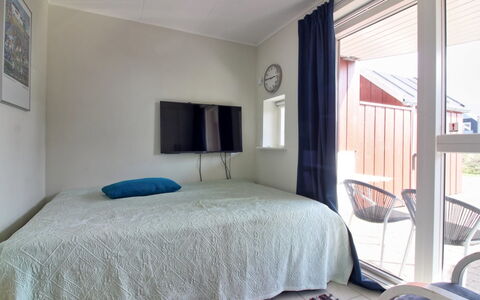 Janik - 700M from the Sea: Madera, Suelo, Habitación, Piso, Mueble, Diseño De Interiores, Cama, Sábana, Techo, Linos
