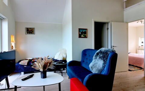 Janik - 700M from the Sea: Mueble, Diseño De Interiores, Piso, Pared, Suelo, Madera, Habitación, Sala, Techo, Textil