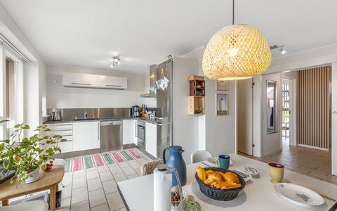 Janik - 700M from the Sea: Diseño De Interiores, Mueble, Piso, Mostrador, Suelo, Cocina, Techo, Madera, Lámpara, Habitación