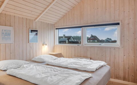 Bryngeir - 100M from the Sea: Madera, Casa, Habitación, Lecho, Sábana, Madera Dura, Cama, Tablón, Manchas De Madera, Cuarto De Troncos