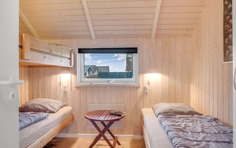 Bryngeir - 100M from the Sea: Madera, Habitación, Techo, Suelo, Diseño De Interiores, Piso, Cama, Manchas De Madera, Madera Dura, Casa