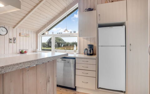 Bryngeir - 100M from the Sea: Madera, Cocina, Piso, Diseño De Interiores, Suelo, Techo, Mostrador, Mueble, Casa, Gabinetes
