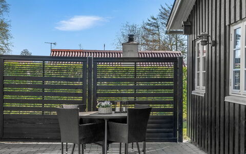 Detlef - 400M from the Sea: Cabaña, Patio Interior, Yarda, Edificios Del Jardín, Cobertizo, Vía Muerta, Mueble Para Exteriores, Cuarto De Troncos, Estructura Al Aire Libre, Choza