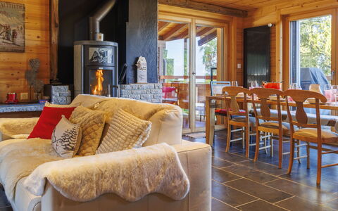 Le Bouquetin: Mueble, Diseño De Interiores, Madera, Piso, Techo, Suelo, Mesa, Silla, Sala, Habitación