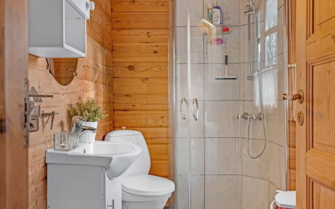 Hakon - 1Km from the Sea: Arreglo De Tubería, Piso, Madera, Diseño De Interiores, Lavabo, Suelo, Baño, Lavabo Del Baño, Grifo, Plomería