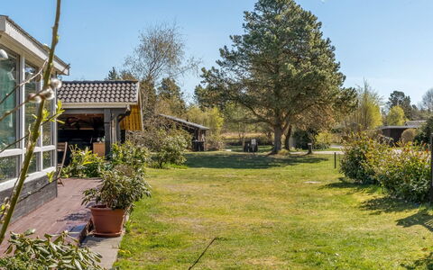 Hakon - 1Km from the Sea: Cabaña, Patio Interior, Yarda, Edificios Del Jardín, Cobertizo, Vía Muerta, Mueble Para Exteriores, Cuarto De Troncos, Estructura Al Aire Libre, Choza