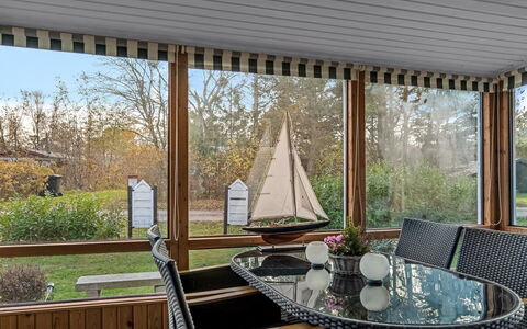 Hakon - 1Km from the Sea: Cabaña, Patio Interior, Yarda, Edificios Del Jardín, Cobertizo, Vía Muerta, Mueble Para Exteriores, Cuarto De Troncos, Estructura Al Aire Libre, Choza