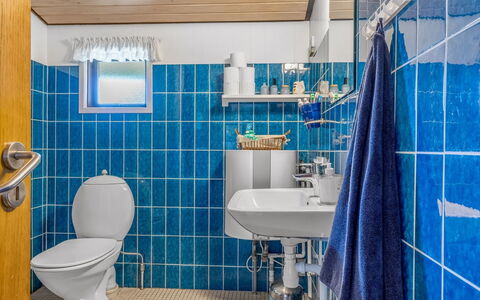 Wenche - 840M from the Sea: Azul, Arreglo De Tubería, Baño, Lavabo, Diseño De Interiores, Grifo, Plomería, Loseta, Piso, Baño