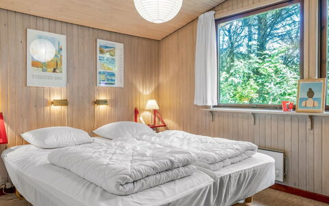 Wenche - 840M from the Sea: Diseño De Interiores, Mueble, Cama, Habitación, Madera, Techo, Sábana, Textil, Piso, Lecho