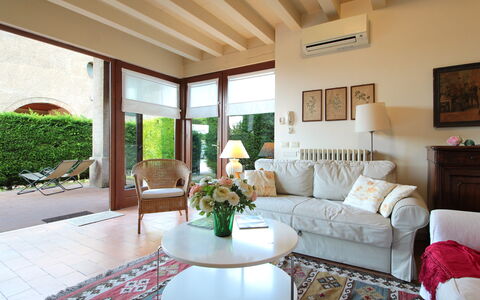 Calicantus, Verona, Pool, Wifi: Mueble, Diseño De Interiores, Piso, Sofá, Madera, Suelo, Techo, Sala, Mesa, Encendiendo