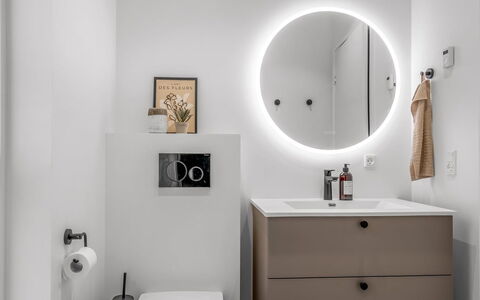 Barnet - 180M to the Fjord: Arreglo De Tubería, Lavabo Del Baño, Diseño De Interiores, Lavabo, Plomería, Mueble De Baño, Espejo, Grifo, Baño, Techo
