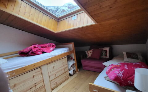 Balcons de Venosc: Madera, Mueble, Suelo, Ático, Habitación, Techo, Habitación, Cama, Manchas De Madera, Madera Dura