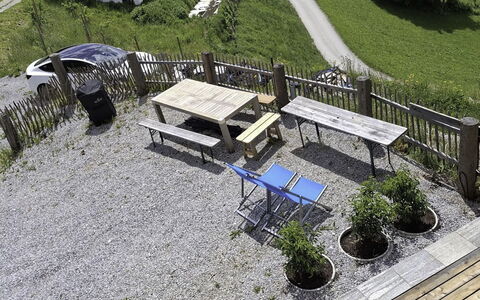Aschau im Zillertal 675: Mueble, Mueble Para Exteriores, Mesa, Mesa Al Aire Libre, Silla, Mesa De Picnic, Jardín, Sombra, Patio Interior, Banco