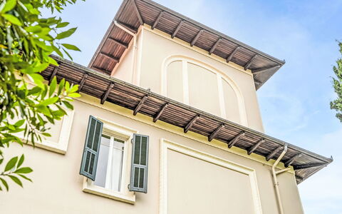 Villa Pinarello: Diseño De Interiores, Madera, Piso, Techo, Suelo, Habitación, Mueble, Encendiendo, Manchas De Madera, Madera Dura