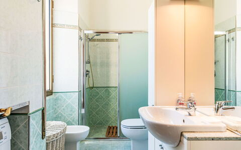 Casa del Mare: Baño, Piso, Arreglo De Tubería, Diseño De Interiores, Suelo, Lavabo, Grifo, Lavabo Del Baño, Plomería, Loseta