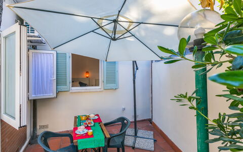 La Casetta: Mueble, Silla, Mueble Para Exteriores, Mesa Al Aire Libre, Sombra, Planta De Casa, Maceta, Cocina Y Comedor Mesa, Balcón, Patio