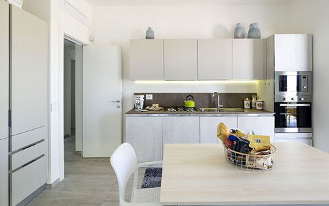 Timo: Mueble, Cocina, Diseño De Interiores, Mostrador, Aparato De Cocina, Piso, Gabinetes, Madera, Electrodoméstico, Suelo
