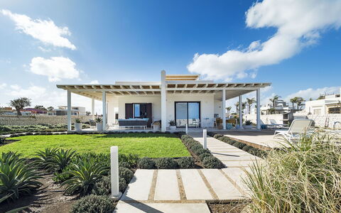 Timo: El Terreno Del Lote, Sombra, Inmuebles, Estructura Al Aire Libre, Jardín, Paisajismo, Columna, Pérgola, Villa