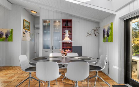 Sigbrit - 100M from the Sea: Mueble, Diseño De Interiores, Piso, Suelo, Madera, Techo, Silla, Cocina Y Comedor Mesa, Comedor, Mesa