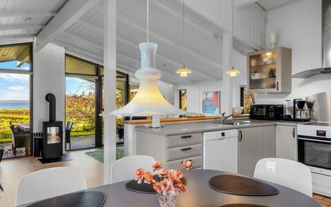 Sigbrit - 100M from the Sea: Diseño De Interiores, Techo, Lámpara, Piso, Cocina, Suelo, Casa, Habitación, Mostrador, Silla