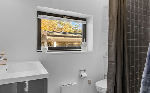 Sigbrit - 100M from the Sea: Arreglo De Tubería, Diseño De Interiores, Baño, Piso, Suelo, Plomería, Grifo, Material Compuesto, Techo, Lavabo