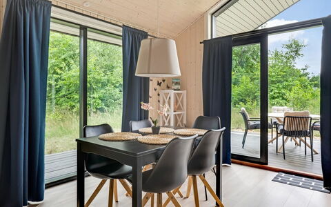 Jelisaveta - 45Km from the Sea: Mueble, Madera, Diseño De Interiores, Silla, Cocina Y Comedor Mesa, Mesa, Piso, Comedor, Manchas De Madera, Techo