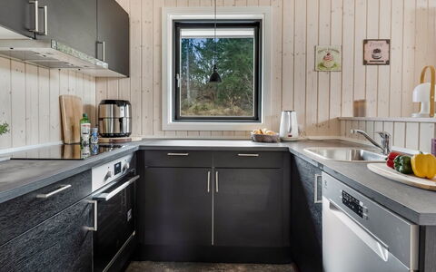 Jelisaveta - 45Km from the Sea: Cocina, Madera, Aparato De Cocina, Mostrador, Electrodoméstico, Diseño De Interiores, Electrodoméstico, Mueble, Gabinetes, Estufa De Cocina