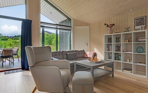 Jelisaveta - 45Km from the Sea: Madera, Diseño De Interiores, Piso, Techo, Mueble, Suelo, Sofá, Sala, Casa, Habitación