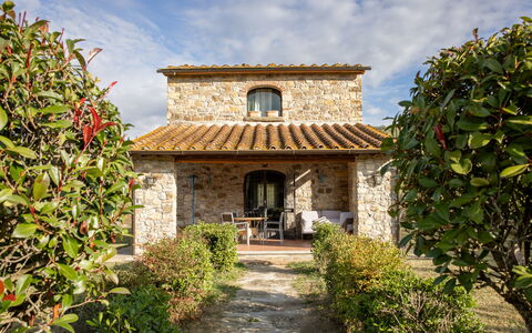 La Casina Cottage: Techo, Casa, Arbusto, El Terreno Del Lote, Cabaña, Área Rural, Casa De Campo, Inmuebles, Jardín