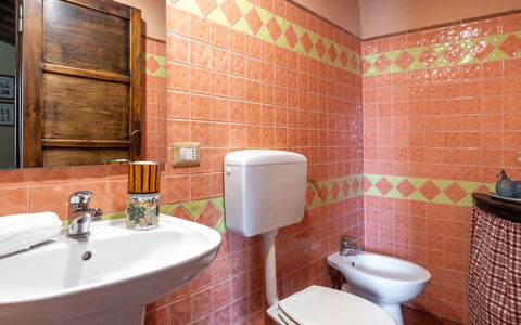 La Casina Cottage: Piso, Arreglo De Tubería, Diseño De Interiores, Suelo, Baño, Lavabo, Grifo, Plomería, Lavabo Del Baño, Loseta