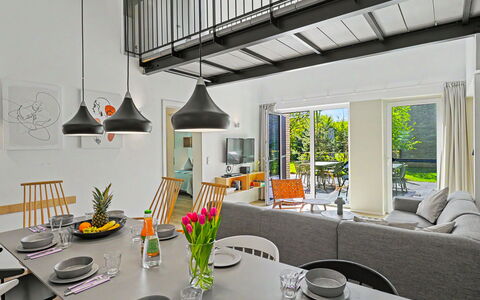 Seeufer Lodge: Mueble, Diseño De Interiores, Silla, Piso, Mesa, Techo, Cocina Y Comedor Mesa, Madera, Suelo, Comedor