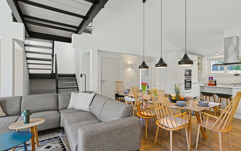 Seeufer Lodge: Mueble, Diseño De Interiores, Piso, Pared, Madera, Sofá, Techo, Suelo, Sala, Lámpara