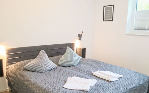 Strandnah 131 (Seenähe): Cama, Mueble, Habitación, Lecho, Suelo, Diseño De Interiores, Sábana, Piso, Madera, Linos