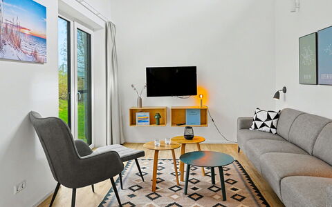 Strandnah 131 (Seenähe): Mueble, Diseño De Interiores, Piso, Sofá, Suelo, Pared, Sala, Madera, Habitación, Silla