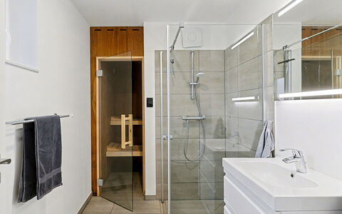 Favola: Piso, Suelo, Diseño De Interiores, Madera, Arreglo De Tubería, Techo, Encendiendo, Habitación, Baño, Plomería