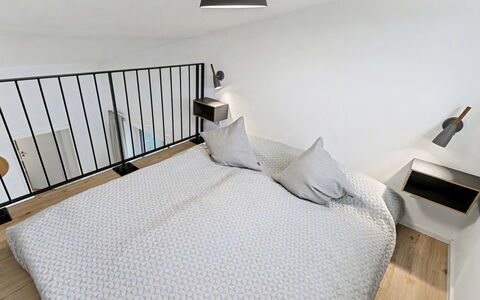 Favola: Diseño De Interiores, Cama, Habitación, Mueble, Piso, Suelo, Pared, Madera, Habitación, Lecho