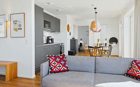 Penthouse Seevibes: Mueble, Diseño De Interiores, Piso, Sofá, Suelo, Pared, Sala, Madera, Techo, Habitación