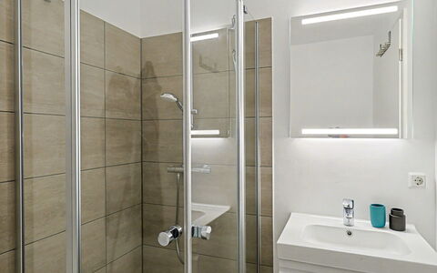 Seezauber: Arreglo De Tubería, Baño, Piso, Diseño De Interiores, Suelo, Plomería, Lavabo, Baño, Techo, Espejo
