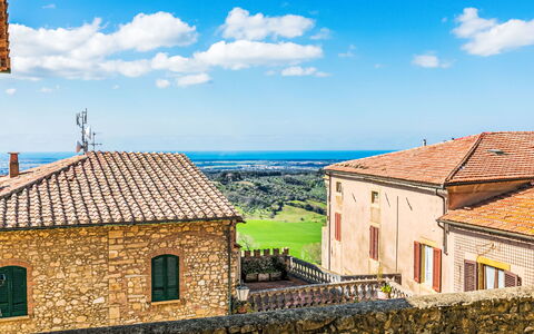 Your Tuscan Retreat: Cielo, Azul, Pared, Horizonte, Pueblo, Pared De Piedra, Fotografía De Archivo