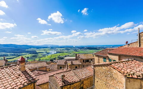 Your Tuscan Retreat: Horizonte, Paisaje, Barrio Residencial, Área Rural, Techo, Pueblo, Asentamientos Humanos, Suburbio, Mañana, Pendiente