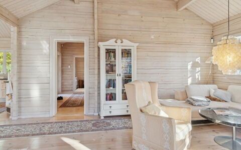 Fatiha - 800M from the Sea: Madera, Mueble, Departamento, Habitación, Techo, Manchas De Madera, Silla, Madera Dura, Barniz, Maderas