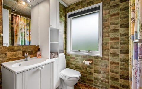 Vilhelm - 10Km from the Sea: Pared, Arreglo De Tubería, Baño, Asiento Del Baño, Piso, Baño, Lavabo, Suelo, Plomería, Diseño De Interiores